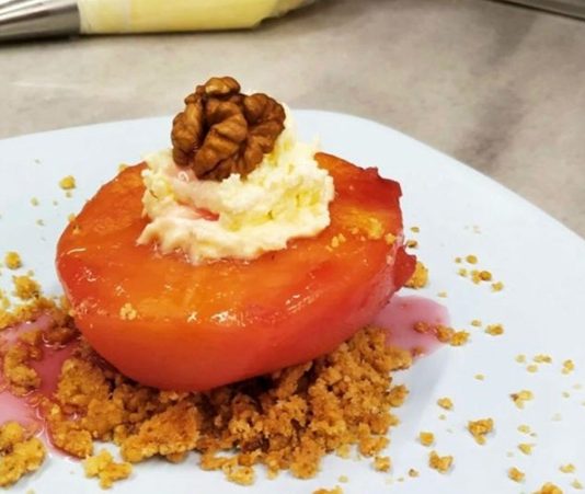 Kış aylarının en sevilen meyvelerinden biri olan ayva, yalnızca vitamin ve mineral açısından zengin içeriğiyle değil aynı zamanda Türk mutfağındaki özel yeriyle dikkat çekiyor. Özellikle soğuk havalarda sofraların tatlı ihtiyacını karşılayan ayva tatlısı, hem hafif yapısıyla hem de besleyiciliğiyle öne çıkıyor. Son yıllarda yeniden popüler hale gelen tatlı, restoranlarda ve evlerde sıkça hazırlanıyor. Konulu bir haber görseli.