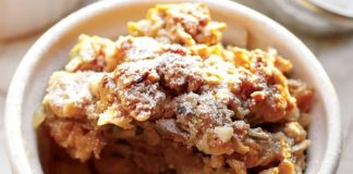 Son yıllarda ev mutfağından kafe menülerine kadar geniş bir alanda kendine yer bulan ayvalı crumble, klasik tatlı anlayışını modern dokunuşlarla birleştiren özel tarifler arasında gösteriliyor. Ayvanın kendine özgü aroması ile crumble hamurunun gevrek yapısı bir araya geldiğinde ortaya hem dengeli hem de karakterli bir tatlı çıkıyor. Özellikle sonbahar ve kış aylarında tercih edilen bu tatlı, mevsimsel lezzet arayanların dikkatini çekiyor. Konulu bir haber görseli.