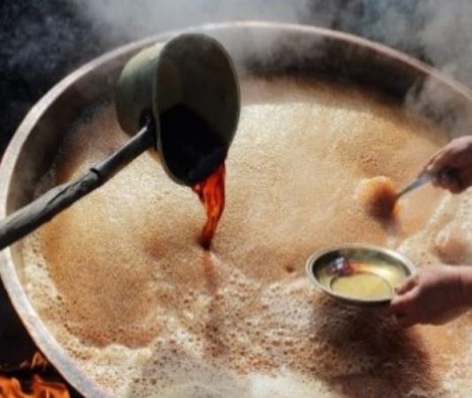 Anadolu’nun köklü mutfak kültürü içinde önemli bir yere sahip olan pekmez kaynatma, yalnızca bir yiyecek hazırlama süreci değil, aynı zamanda mevsimsel üretimin ve ortak emeğin simgesidir. Üzüm bağlarının olgunlaştığı sonbahar aylarında başlayan bu gelenek, doğanın sunduğu nimetin kışa hazırlanmasını ifade eder. Pekmez kaynatma, sabır, deneyim ve paylaşım gerektiren yönüyle yüzyıllardır yaşatılan bir alışkanlıktır. Konulu bir haber görseli.