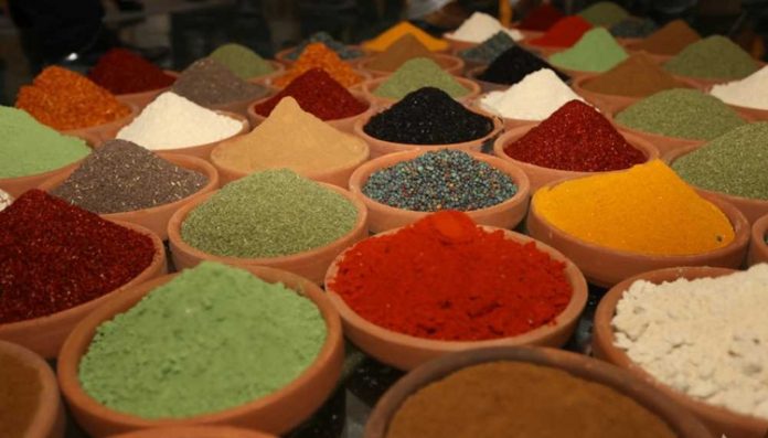 Baharat Kültürü Ve Sofralarda Lezzetin İzleri Baharatlar, tarih boyunca hem yemek kültürü hem de ticaret açısından büyük önem taşımıştır. Farklı coğrafyalarda yetişen baharatlar, sofralara sadece tat ve aroma katmakla kalmaz, aynı zamanda kültürel bir mirasın aktarılmasını sağlar. Özellikle Anadolu ve Orta Doğu mutfaklarında, baharatların kullanımı yüzyıllardır süregelen bir gelenek olarak kabul edilir. Konulu bir haber görseli.