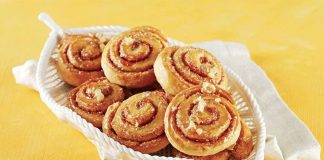 Ballı Çörek Geleneksel Tatlıya Olan İlgi Yeniden Yükselişte Türkiye’nin pek çok bölgesinde uzun yıllardır hazırlanan Ballı Çörek, son dönemlerde hem ev yapımı tariflerin popülerleşmesi hem de doğal tatlı arayışının artmasıyla yeniden gündeme geldi. Özellikle balın doğal içeriği ve çöreğin yumuşak dokusuyla birleşmesi, bu tatlıyı hem sağlıklı seçenekler arasında gösteriyor hem de geleneksel tatlara duyulan özlemi canlandırıyor. Farklı yaş gruplarından geniş bir kesimin ilgi göstermesi, Ballı Çörek’in yeniden yükselişe geçmesine katkı sağlıyor. Konulu bir haber görseli.