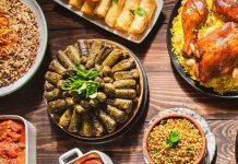 Bayram yemeği, Türk toplumunda yalnızca bir beslenme ritüeli değil; aile, akrabalık ve paylaşma duygularının en yoğun biçimde yaşandığı kültürel bir buluşma alanıdır. Dini bayramların vazgeçilmez unsurlarından biri olan bu sofralar, uzun hazırlık süreçleri ve kuşaklar arası aktarılan geleneklerle şekillenir. Bayram yemeği, gündelik yemek düzeninden farklı olarak anlam yüklü bir birlikteliği temsil eder ve toplumsal hafızada güçlü bir yer tutar. Konulu bir haber görseli.