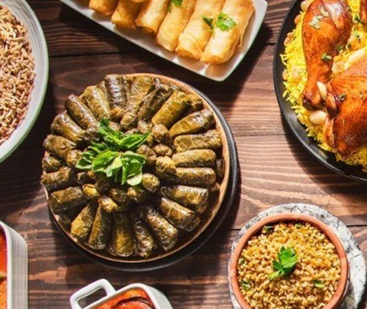 Bayram yemeği, Türk toplumunda yalnızca bir beslenme ritüeli değil; aile, akrabalık ve paylaşma duygularının en yoğun biçimde yaşandığı kültürel bir buluşma alanıdır. Dini bayramların vazgeçilmez unsurlarından biri olan bu sofralar, uzun hazırlık süreçleri ve kuşaklar arası aktarılan geleneklerle şekillenir. Bayram yemeği, gündelik yemek düzeninden farklı olarak anlam yüklü bir birlikteliği temsil eder ve toplumsal hafızada güçlü bir yer tutar. Konulu bir haber görseli.