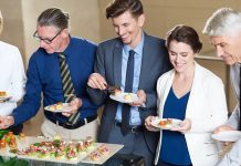 Toplumların ortak yaşam pratiklerinde yemek, yalnızca beslenme ihtiyacını karşılayan bir eylem değil, aynı zamanda güçlü bir sosyal bağ kurma aracıdır. Bu bağlamda Toplu Yemek, bireyleri aynı sofra etrafında buluşturarak dayanışma, paylaşım ve aidiyet duygularını pekiştiren önemli bir kültürel pratiktir. Farklı zamanlarda ve farklı nedenlerle kurulan bu sofralar, toplumun ortak hafızasında derin izler bırakır. Konulu bir haber görseli.