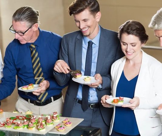 Toplumların ortak yaşam pratiklerinde yemek, yalnızca beslenme ihtiyacını karşılayan bir eylem değil, aynı zamanda güçlü bir sosyal bağ kurma aracıdır. Bu bağlamda Toplu Yemek, bireyleri aynı sofra etrafında buluşturarak dayanışma, paylaşım ve aidiyet duygularını pekiştiren önemli bir kültürel pratiktir. Farklı zamanlarda ve farklı nedenlerle kurulan bu sofralar, toplumun ortak hafızasında derin izler bırakır. Konulu bir haber görseli.