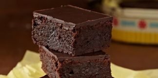Brownie Lezzetinin Zamansız Serüveni ve Tatlı Dünyasındaki Yeri Brownie, yıllardır tatlı dünyasında popülerliğini koruyan, çikolatanın en yoğun halini sunan klasik bir hamur işi olarak biliniyor. Amerika’da doğan bu tatlı, bugün Türkiye’de de kahve menülerinin vazgeçilmezlerinden biri haline geldi. Hem evlerde hem kafelerde sıkça tercih edilen bu tatlının hikâyesi, aslında çikolatanın büyüleyici dünyasına olan ilginin bir yansıması. Son zamanlarda özellikle sosyal medya tariflerinin de yaygınlaşmasıyla birlikte, brownie yapımı ev mutfaklarında daha da popüler hale gelmiş durumda. Konulu bir haber görseli.