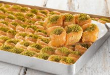 Türk mutfağının en estetik şerbetli tatlılarından biri olarak kabul edilen bülbül yuvası, adını görüntüsünün kuş yuvasını andırmasından alıyor. Tel tel açılan kadayıfın yuvarlak formda bir araya getirilmesiyle hazırlanan bu özel tatlı, hem görünümüyle hem de lezzetiyle sofraların en dikkat çeken tatlıları arasında bulunuyor. Osmanlı saray mutfağında da yer aldığı bilinen tatlı, günümüzde özellikle bayram ve özel davet sofralarında tercih edilen özel tatlılar listesinde ilk sıralarda yer alıyor. Konulu bir haber görseli.