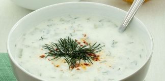 Cacık, Türk mutfağının en sevilen ve ferahlatıcı tariflerinden biri olarak öne çıkıyor. Özellikle yaz aylarında sofraları süsleyen bu yoğurt bazlı karışım, hem hafif hem de besleyici bir seçenek olarak dikkat çekiyor. Cacık hem öğle yemeklerinin yanında hem de akşam yemeklerinde meze olarak sunulabiliyor. Taze nane, salatalık ve sarımsak gibi malzemelerle hazırlanan cacık, sağlıklı ve lezzetli oluşuyla mutfakların vazgeçilmezi haline geliyor. Konulu bir haber görseli.