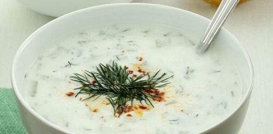 Cacık Yaz Sofralarının Serinleten Lezzeti Cacık, Türk mutfağının en sevilen ve ferahlatıcı tariflerinden biri olarak öne çıkıyor. Özellikle yaz aylarında sofraları süsleyen bu yoğurt bazlı karışım, hem hafif hem de besleyici bir seçenek olarak dikkat çekiyor. Cacık hem öğle yemeklerinin yanında hem de akşam yemeklerinde meze olarak sunulabiliyor. Taze nane, salatalık ve sarımsak gibi malzemelerle hazırlanan cacık, sağlıklı ve lezzetli oluşuyla mutfakların vazgeçilmezi haline geliyor. Konulu bir haber görseli.