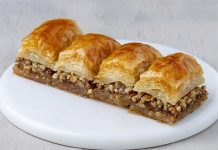 Türkiye’nin geleneksel tatlı kültürünün en önemli temsilcilerinden biri olan cevizli baklava, son dönemde hem yurt içinde hem de yurt dışında yeniden büyük bir ilgi görmeye başladı. Asırlardır bayramların, düğünlerin ve özel günlerin vazgeçilmez tatlısı olan cevizli baklava, özellikle el açması yufka, kaliteli ceviz ve özenle hazırlanan şerbetiyle Türk mutfağının en güçlü lezzet simgeleri arasında yer alıyor. Günümüzde baklava üreticilerinin çeşitliliği artırması, geleneksel tariflere sahip çıkması ve modern sunum teknikleri geliştirmesi, tatlının bilinirliğini daha da yükseltti. Konulu bir haber görseli.