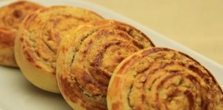 Türkiye’nin birçok bölgesinde uzun yıllardır hazırlanan Cevizli Çörek, son dönemde sosyal medyada yayılan yöresel tarif akımıyla birlikte yeniden gündeme geldi. Kahvaltı sofralarının vazgeçilmezi hâline gelen bu geleneksel hamur işi, özellikle ev yapımı lezzetlere olan ilginin artmasıyla daha fazla kişi tarafından keşfedilmeye başladı. Gerek dokusu gerekse cevizli iç harcının aromasıyla dikkat çeken Cevizli Çörek, son aylarda fırınlar, pastaneler ve ev mutfaklarında en çok tercih edilen ürünlerden biri oldu. Gastronomi yazarları ise bu yükselişi, “köklü tariflerin dönüşü” olarak değerlendiriyor. Konulu bir haber görseli.