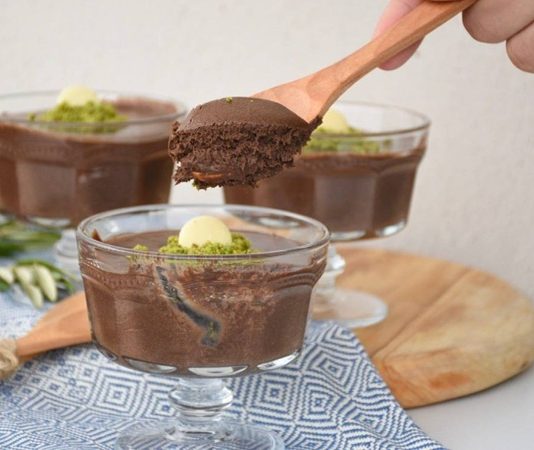 Çikolatalı Mousse Lezzeti Yeniden Yükselişte Tatlı Dünyasında Yeni Trend Son dönemde tatlı tercihleri arasında belirgin bir yükseliş gösteren çikolatalı mousse, hem hafif yapısı hem de yoğun kakao aromasıyla geniş bir kitleyi kendine çekiyor. Tatlı severlerin özellikle kış aylarında daha yoğun aromalara yönelmesi, bu tatlının tekrar öne çıkmasını sağlıyor. Pastanelerde ve restoranlarda satış oranları giderek artarken, sosyal medya kullanıcıları da görünümü oldukça şık olan çikolatalı mousse paylaşımlarına her geçen gün daha fazla ilgi gösteriyor. Bu ilgi, tatlının hem profesyonel mutfaklarda hem de ev tariflerinde daha fazla yer bulmasına katkı sağlıyor. Konulu bir haber görseli.