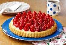 Tatlı dünyasında hem görselliği hem de ferah tadıyla özel bir yere sahip olan çilekli tart, son yıllarda yeniden yükselen bir ilgiyle karşılanıyor. Özellikle mevsiminde kullanılan çileklerin aromasıyla birleşen bu klasik tatlı, hem ev mutfaklarında hem de pastanelerde sıkça tercih ediliyor. İnce tabanı, yumuşak kreması ve taze meyve dokunuşuyla öne çıkan çilekli tart, ağır tatlılardan kaçınanlar için dengeli bir alternatif sunuyor. Konulu bir haber görseli.