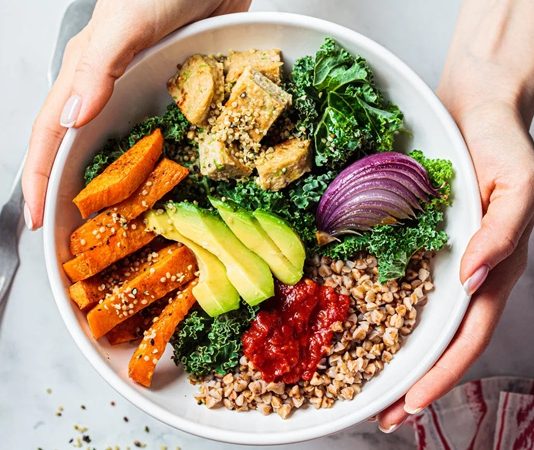Clean Eating, son yıllarda sağlıklı yaşam arayışında olan bireyler arasında giderek daha fazla benimsenen bir beslenme yaklaşımı olarak öne çıkmaktadır. Bu anlayış, gıdaların mümkün olduğunca doğal hâliyle tüketilmesini, aşırı işlenmiş ürünlerden uzak durulmasını ve beslenme sürecinde bilinçli tercihler yapılmasını temel alır. Clean Eating, katı kurallardan çok farkındalık üzerine kurulu bir yaklaşım sunduğu için geniş bir kitleye hitap etmektedir. Konulu bir haber görseli.