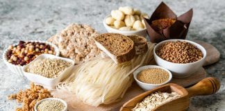 Çölyak hastalığı, gluten içeren gıdaların bağışıklık sistemi tarafından zararlı olarak algılanmasına yol açan otoimmün bir rahatsızlıktır. Bu nedenle çölyak diyeti, gluten içeren buğday, arpa ve çavdar gibi tahılların diyetten çıkarılmasını gerektirir. Diyet, hem hastalığın semptomlarını azaltmak hem de beslenme açısından dengeli bir yaşam sürdürmek için kritik öneme sahiptir. Günümüzde insanlar, sadece sağlık açısından değil, aynı zamanda yaşam kalitesini artırmak için de bilinçli bir şekilde glutensiz beslenmeye yöneliyor. Konulu bir haber görseli.