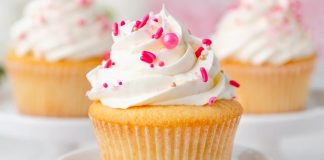 Cupcake, özellikle son yıllarda hem görselliği hem de kişisel porsiyon sunması sayesinde pastacılık dünyasında giderek daha fazla ilgi gören tatlı seçeneklerinden biri haline geldi. Küçük kalıplarda hazırlanması ve çeşitli krema süslemeleriyle sunulması, bu tatlıyı hem özel günlerde hem günlük tüketim için popülerleştiriyor. Renkli görüntüsü sayesinde özellikle çocukların ilgisini çeken cupcake, aynı zamanda yetişkinlerin de kahve molalarının vazgeçilmez tatlıları arasında yer alıyor. Konulu bir haber görseli.