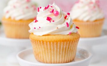 Cupcake Şıklığıyla Tatlı Dünyasında Yeni Trend Cupcake, özellikle son yıllarda hem görselliği hem de kişisel porsiyon sunması sayesinde pastacılık dünyasında giderek daha fazla ilgi gören tatlı seçeneklerinden biri haline geldi. Küçük kalıplarda hazırlanması ve çeşitli krema süslemeleriyle sunulması, bu tatlıyı hem özel günlerde hem günlük tüketim için popülerleştiriyor. Renkli görüntüsü sayesinde özellikle çocukların ilgisini çeken cupcake, aynı zamanda yetişkinlerin de kahve molalarının vazgeçilmez tatlıları arasında yer alıyor. Konulu bir haber görseli.