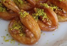 Türk mutfağının en özel şerbetli tatlılarından biri olan dilber dudağı, yüzyıllardır Anadolu sofralarında öne çıkan geleneksel tatlardan biri. Özellikle bayram ve özel günlerde hazırlanan bu etkileyici hamur tatlısı, adıyla ve şekliyle merak uyandırırken tadıyla da tatlı severleri cezbetmeye devam ediyor. Son dönemlerde geleneksel tariflere olan ilginin artmasıyla birlikte dilber dudağı tatlısı evlerde yeniden yapılmaya başlandı. Ayrıca restoran menülerinde ve butik pastanelerde de sıkça karşımıza çıkan tatlı, modern sunumlarla da beğeni topluyor. Konulu bir haber görseli.