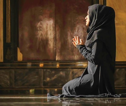 Dini arınma diyeti uygulamaları, tarih boyunca farklı kültürlerde ve inanç sistemlerinde yer bulmuştur. Bu diyetler, sadece beslenme düzenini değiştirmekle kalmaz, aynı zamanda ruhsal ve zihinsel arınmayı destekler. Özellikle oruç ve belirli dönemlerde uygulanan dini diyetler, vücudun toksinlerden arınmasına ve metabolizmanın dengelenmesine yardımcı olur. Bu tür diyetler, bireylerin hem fiziksel hem de ruhsal sağlığını korumasına katkıda bulunur. Konulu bir haber görseli.