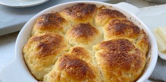 Dızmana, Trakya mutfağının en karakteristik hamur işlerinden biri olarak son yıllarda yeniden gündeme geliyor. Yerel lezzetlerin dijital platformlarda sıkça paylaşılması, sokak lezzetlerine yönelik artan ilgi ve gastronomi turizminin yaygınlaşması, bu geleneksel yiyeceğin Türkiye genelinde daha fazla tanınmasını sağladı. Pek çok kişi tarafından Balkan kökenli bir tarif olarak bilinen Dızmana, özellikle Rumeli göçmeni ailelerde hâlâ günlük sofraların vazgeçilmezlerinden biri olmaya devam ediyor. Bu ilginin hızla artması, bölgedeki küçük işletmeleri de harekete geçirdi ve geleneksel tariflerin modern yorumlarla yeniden sunulmasına zemin hazırladı. Konulu bir haber görseli.