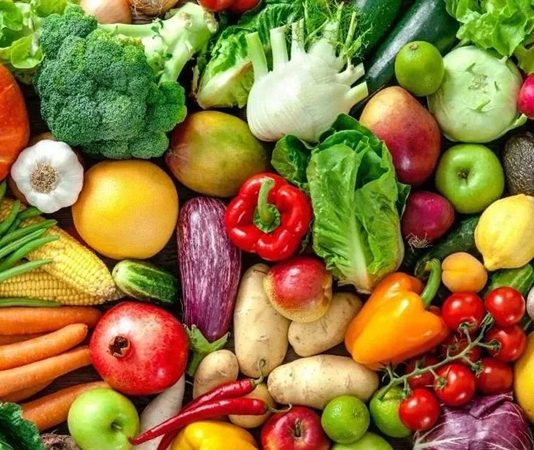 Günümüzde sağlıklı yaşam arayışları artarken, beslenme alışkanlıkları da yeniden sorgulanmaya başladı. Bu noktada öne çıkan kavramlardan biri mevsimsel beslenme oluyor. Mevsimsel beslenme, yalnızca ne yediğimizle değil, ne zaman yediğimizle de ilgilenen bütüncül bir yaklaşımı ifade eder. Doğanın sunduğu ürünleri kendi zamanında tüketmek, hem beden hem de çevre açısından önemli kazanımlar sağlar. Konulu bir haber görseli.