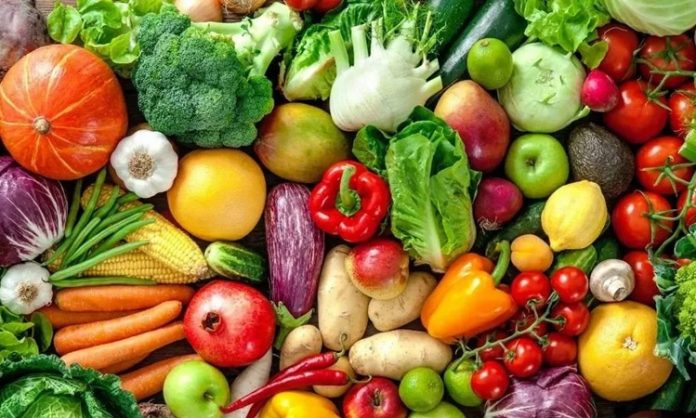 Günümüzde sağlıklı yaşam arayışları artarken, beslenme alışkanlıkları da yeniden sorgulanmaya başladı. Bu noktada öne çıkan kavramlardan biri mevsimsel beslenme oluyor. Mevsimsel beslenme, yalnızca ne yediğimizle değil, ne zaman yediğimizle de ilgilenen bütüncül bir yaklaşımı ifade eder. Doğanın sunduğu ürünleri kendi zamanında tüketmek, hem beden hem de çevre açısından önemli kazanımlar sağlar. Konulu bir haber görseli.