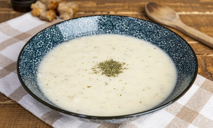 Doğayla İç İçe Bir Kültürün Tadı Yayla Yemeği Geleneği Anadolu’nun yüksek kesimlerinde, doğanın ritmiyle şekillenen yayla yemeği, yalnızca karın doyurmak için hazırlanan bir öğün değil; aynı zamanda yaşam biçiminin sofraya yansıyan hâlidir. Yaylalar, şehirden uzak olmanın getirdiği sadelikle, mutfağa da yalınlık kazandırır. Bu nedenle yayla yemeği, az malzemeyle çok lezzet ortaya koyan bir anlayışın ürünüdür. Konulu bir haber görseli.