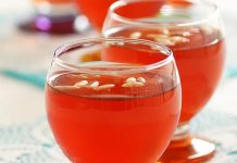 Türk kültüründe doğum sonrası dönem, hem anne hem de bebek için özel bir hassasiyet taşır. Bu dönemin en bilinen ve en köklü sembollerinden biri olan Lohusa Şerbeti, yalnızca ferahlatıcı bir içecek değil, aynı zamanda sevinci, bereketi ve paylaşımı temsil eden güçlü bir kültürel unsurdur. Yüzyıllardır sürdürülen bu gelenek, doğumun toplumsal bir mutluluk olarak görülmesinin sofradaki yansımasıdır. Konulu bir haber görseli.