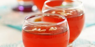 Türk kültüründe doğum sonrası dönem, hem anne hem de bebek için özel bir hassasiyet taşır. Bu dönemin en bilinen ve en köklü sembollerinden biri olan Lohusa Şerbeti, yalnızca ferahlatıcı bir içecek değil, aynı zamanda sevinci, bereketi ve paylaşımı temsil eden güçlü bir kültürel unsurdur. Yüzyıllardır sürdürülen bu gelenek, doğumun toplumsal bir mutluluk olarak görülmesinin sofradaki yansımasıdır. Konulu bir haber görseli.