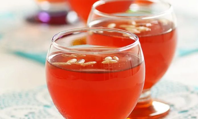 Türk kültüründe doğum sonrası dönem, hem anne hem de bebek için özel bir hassasiyet taşır. Bu dönemin en bilinen ve en köklü sembollerinden biri olan Lohusa Şerbeti, yalnızca ferahlatıcı bir içecek değil, aynı zamanda sevinci, bereketi ve paylaşımı temsil eden güçlü bir kültürel unsurdur. Yüzyıllardır sürdürülen bu gelenek, doğumun toplumsal bir mutluluk olarak görülmesinin sofradaki yansımasıdır. Konulu bir haber görseli.