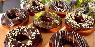 Dünyanın en sevilen tatlılarından biri olan donut, günümüzde yalnızca klasik şekerli halka formundan ibaret değil. Renkli glazeler, çikolata kaplamalar, meyve aromaları ve hatta tuzlu versiyonlarıyla karşımıza çıkan bu tatlı, hem çocukların hem yetişkinlerin ilgisini çekmeye devam ediyor. Özellikle kafe zincirlerinin yaygınlaşmasıyla birlikte donut tercih eden kitlenin her geçen gün arttığı görülüyor. Görsel sunumdaki çeşitlilik, tatlının sosyal medya platformlarında hızla viral olmasına yardımcı oluyor. Konulu bir haber görseli.