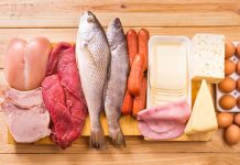 Dukan Diyeti, özellikle hızlı kilo kaybı hedefleyen bireyler arasında uzun süredir popülerliğini koruyan beslenme modellerinden biri olarak öne çıkıyor. Yüksek protein tüketimine dayanan bu yaklaşım, karbonhidrat ve yağ alımını ciddi ölçüde sınırlandırmasıyla klasik diyet anlayışlarından ayrılıyor. Dukan Diyeti, kısa sürede sonuç alma beklentisiyle uygulanması nedeniyle hem ilgi görüyor hem de çeşitli tartışmalara konu oluyor. Konulu bir haber görseli.