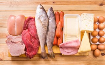 Dukan Diyeti Yüksek Protein Temelli Beslenme Yaklaşımıyla Tartışılmaya Devam Ediyor Dukan Diyeti, özellikle hızlı kilo kaybı hedefleyen bireyler arasında uzun süredir popülerliğini koruyan beslenme modellerinden biri olarak öne çıkıyor. Yüksek protein tüketimine dayanan bu yaklaşım, karbonhidrat ve yağ alımını ciddi ölçüde sınırlandırmasıyla klasik diyet anlayışlarından ayrılıyor. Dukan Diyeti, kısa sürede sonuç alma beklentisiyle uygulanması nedeniyle hem ilgi görüyor hem de çeşitli tartışmalara konu oluyor. Konulu bir haber görseli.