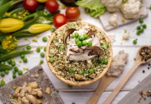 Son yıllarda sağlıklı yaşam ve dengeli beslenme arayışı, insanların tabaklarında önemli değişimlere yol açıyor. Bu değişimin merkezinde ise düşük karbonhidrat yemek anlayışı yer alıyor. Geleneksel beslenme düzeninde önemli bir yere sahip olan ekmek, makarna ve şekerli gıdaların sorgulanmasıyla birlikte, karbonhidrat oranı azaltılmış öğünler daha fazla ilgi görmeye başladı. Bu yaklaşım yalnızca kilo kontrolü için değil, genel sağlık bilincinin artmasıyla da doğrudan bağlantılı bir trend haline geldi. Konulu bir haber görseli.