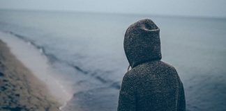 Günümüzde beslenme alışkanlıkları yalnızca fiziksel açlıkla değil, duygusal durumlarla da şekilleniyor. Stresli bir günün ardından gelen tatlı isteği, can sıkıntısıyla yönelinen atıştırmalar ya da mutsuzluk anlarında artan yeme davranışı, pek çok kişinin ortak deneyimi haline gelmiş durumda. Bu noktada duygusal açlık, sağlıklı beslenmenin önündeki en büyük engellerden biri olarak öne çıkıyor. Duygusal açlıkla mücadele diyeti, bireyin yeme davranışını duygusal tepkilerden arındırmayı ve daha bilinçli bir beslenme düzeni kurmayı amaçlayan bütüncül bir yaklaşım sunuyor. Konulu bir haber görseli.