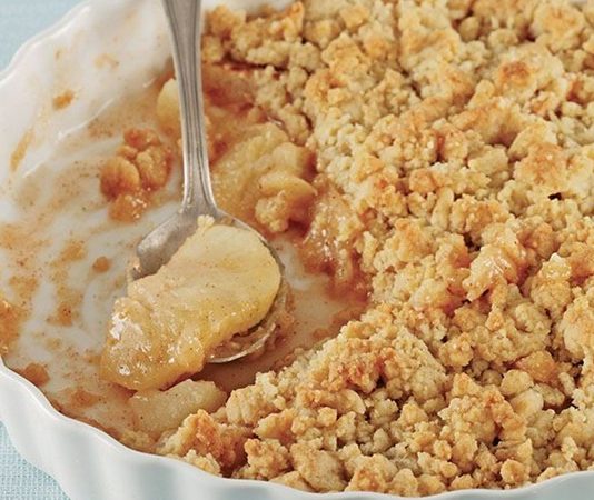 Elmalı crumble, son dönemlerde sadece evlerde değil kafe ve restoran menülerinde de hızla yer bulmaya başladı. Hem ev yapımı tatlıların nostaljik havasını yaşatması hem de pratik hazırlanması sayesinde özellikle sonbahar ve kış aylarında yoğun ilgi görüyor. Uzmanlara göre elmalı crumble tatlısının bu kadar popüler olmasının nedeni, elmanın doğal aromasıyla tereyağı ve hamurun birleşiminin dengeli bir tat ortaya çıkarması. Konulu bir haber görseli.