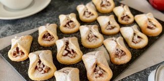 Türkiye’nin en geleneksel tatlılarından biri olan Elmalı Kurabiye, son dönemlerde ev yapımı tariflerin popülerleşmesiyle yeniden gündeme geldi. Özellikle kış mevsiminin gelmesiyle birlikte sıcak çay ve kahve eşlikçisi olarak tercih edilen bu kurabiye, hem hafif dokusu hem de tarçınla birleşen elma aroması sayesinde tekrar ilgi odağı hâline geldi. Son yıllarda sosyal medya platformlarında paylaşılan tarif videolarının etkisiyle Elmalı Kurabiye, genç kuşak arasında da popüler bir ev tatlısı hâline dönüşüyor. Konulu bir haber görseli.