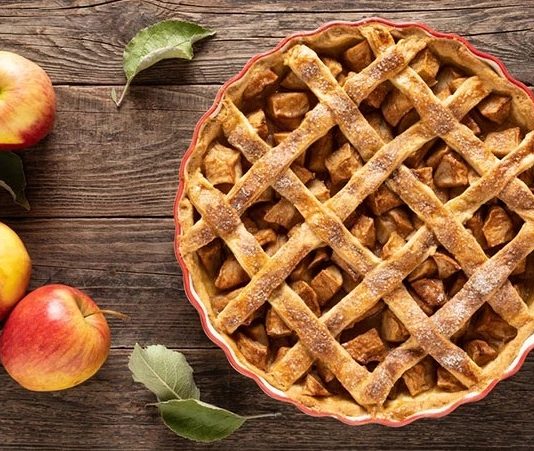 Tatlı denildiğinde birçok kişinin aklına ilk gelen klasiklerden biri olan elmalı turta, hem kokusuyla hem de tanıdık tadıyla sofralarda özel bir yer tutuyor. İnce hamuru, tarçınla bütünleşen elma dolgusu ve fırından çıktığında yayılan sıcak aromasıyla bu tatlı, yalnızca bir tarif değil aynı zamanda güçlü bir mutfak geleneğini temsil ediyor. Ev yapımı tatlılara olan ilginin arttığı son yıllarda elmalı turta, yeniden keşfedilen ve sıkça tercih edilen lezzetler arasında yer alıyor. Konulu bir haber görseli.