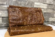 Erzurum’un köklü mutfak kültürü içinde yüzyıllardır kendine yer bulan Erzurum dut pestili, hem besleyici yapısı hem de doğal içeriğiyle Türkiye’nin birçok bölgesinde tercih edilen özel lezzetlerden biri haline geldi. Doğu Anadolu’nun sert iklimine uygun olarak enerji veren, uzun süre dayanabilen ve tamamen doğal yöntemlerle hazırlanan pestil, bugün hem yerel halk içinde hem de gastronomi dünyasında önemli bir yere sahip. Erzurum’un yüksek yaylalarında yetişen dut ağaçlarından toplanan meyvelerle hazırlanan bu ürün, şeker ilavesi olmadan da tatlı ve aromatik bir yapı sunmasıyla dikkat çekiyor. Geleneksel yöntemlerle hazırlanan dut pestili, özellikle kış aylarında enerji ihtiyacını karşılamada önemli rol oynuyor. Konulu bir haber görseli.