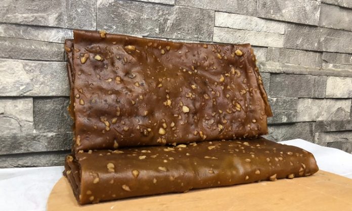 Erzurum Dut Pestili Doğunun Güç Veren Geleneksel Lezzeti İlgi Görüyor Erzurum’un köklü mutfak kültürü içinde yüzyıllardır kendine yer bulan Erzurum dut pestili, hem besleyici yapısı hem de doğal içeriğiyle Türkiye’nin birçok bölgesinde tercih edilen özel lezzetlerden biri haline geldi. Doğu Anadolu’nun sert iklimine uygun olarak enerji veren, uzun süre dayanabilen ve tamamen doğal yöntemlerle hazırlanan pestil, bugün hem yerel halk içinde hem de gastronomi dünyasında önemli bir yere sahip. Erzurum’un yüksek yaylalarında yetişen dut ağaçlarından toplanan meyvelerle hazırlanan bu ürün, şeker ilavesi olmadan da tatlı ve aromatik bir yapı sunmasıyla dikkat çekiyor. Geleneksel yöntemlerle hazırlanan dut pestili, özellikle kış aylarında enerji ihtiyacını karşılamada önemli rol oynuyor. Konulu bir haber görseli.