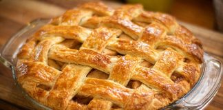 Apple Pie, dünya genelinde tanınan ve özellikle Amerika mutfağıyla özdeşleşmiş olsa da, bugün pek çok ülkede farklı dokunuşlarla yeniden yorumlanan bir tatlı olarak karşımıza çıkıyor. Ev yapımı tatlı kültürünün en özel örneklerinden biri olarak kabul edilen Apple Pie, hem malzeme çeşitliliği hem de hikâyesiyle damaklarda derin bir iz bırakmayı sürdürüyor. Türkiye’de de son yıllarda popülerliği artan bu tatlı, özellikle soğuk havalarda sıcak servis edilmesiyle öne çıkıyor. Tarçın kokusunun evin her yerine yayılmasıyla birlikte tatlı yapmanın keyfi bambaşka bir hale gelirken, Apple Pie sadece bir lezzet değil, aynı zamanda nostaljik bir deneyim sunuyor.