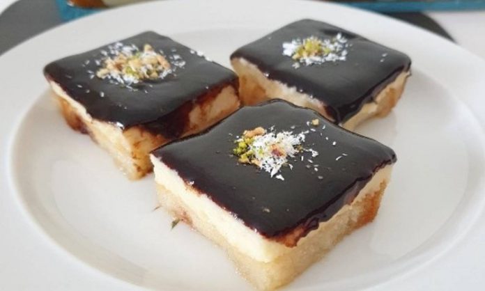 Türkiye’nin ev yapımı tatlı kültüründe özel bir yere sahip olan etimek tatlısı, son dönemde sosyal medyada yeniden popülerleşerek gündeme geldi. Pratik hazırlanışı, hafif yapısı ve hemen herkesin damak zevkine hitap eden aromasıyla bilinen etimek tatlısı, özellikle kalabalık sofralar ve özel günler için vazgeçilmez bir tatlı olarak öne çıkıyor. Üstelik ekonomik malzemelerle hazırlanması ve çok kısa sürede servis edilebilmesi, onun tercih edilme nedenleri arasında ilk sıralarda geliyor. Hem genç kuşak hem de klasik lezzetleri sevenler tarafından yoğun ilgi gören bu tatlı, ev hanımlarından şeflere kadar herkesin tarif listesinde kendisine yer buluyor. Konulu bir haber görseli.