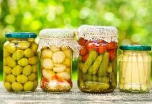 Anadolu mutfak kültürünün en köklü alışkanlıklarından biri olan konserveleme geleneği, geçmişten günümüze uzanan güçlü bir birikimi temsil eder. Mevsiminde bol bulunan ürünlerin daha sonra tüketilmek üzere saklanması fikri, hem ihtiyaçtan hem de doğayla uyumlu yaşam anlayışından doğmuştur. Konserveleme, yalnızca bir saklama yöntemi değil; sabır, emek ve planlamanın birleştiği kültürel bir süreçtir. Konulu bir haber görseli.