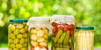 Anadolu mutfak kültürünün en köklü alışkanlıklarından biri olan konserveleme geleneği, geçmişten günümüze uzanan güçlü bir birikimi temsil eder. Mevsiminde bol bulunan ürünlerin daha sonra tüketilmek üzere saklanması fikri, hem ihtiyaçtan hem de doğayla uyumlu yaşam anlayışından doğmuştur. Konserveleme, yalnızca bir saklama yöntemi değil; sabır, emek ve planlamanın birleştiği kültürel bir süreçtir. Konulu bir haber görseli.