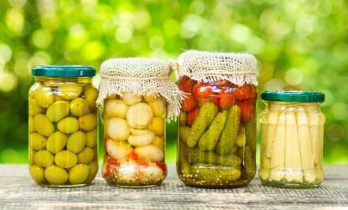 Evlerden Sofralara Uzanan Konserveleme Geleneği Anadolu mutfak kültürünün en köklü alışkanlıklarından biri olan konserveleme geleneği, geçmişten günümüze uzanan güçlü bir birikimi temsil eder. Mevsiminde bol bulunan ürünlerin daha sonra tüketilmek üzere saklanması fikri, hem ihtiyaçtan hem de doğayla uyumlu yaşam anlayışından doğmuştur. Konserveleme, yalnızca bir saklama yöntemi değil; sabır, emek ve planlamanın birleştiği kültürel bir süreçtir. Konulu bir haber görseli.