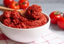 Türk mutfağının temel taşlarından biri olan salça yapımı, sadece bir mutfak hazırlığı değil, aynı zamanda köklü bir kültürün yaşatılması anlamına gelir. Sofralarda yer alan pek çok yemeğin lezzetini belirleyen salça, özellikle ev yapımı olduğunda ayrı bir değer kazanır. Yaz aylarının sonlarına doğru başlayan bu telaşlı ama bir o kadar da keyifli süreç, nesiller boyunca aktarılan bir alışkanlık olarak bugün hâlâ canlılığını korur. Konulu bir haber görseli.