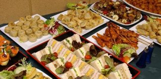 Toplumların evlilik anlayışı, yalnızca iki insanın birlikteliğini değil, ailelerin ve çevrenin bu birlikteliği kabul ediş biçimini de kapsar. Bu kabulün en somut göstergelerinden biri olan Nişan Sofrası, evlilik yolunda atılan önemli bir adımı temsil eder. Nişan, sözlü bir vaat olmanın ötesine geçerek toplumsal bir duyuru niteliği kazanırken, kurulan sofra bu duyurunun en zarif ifadesi olur. Konulu bir haber görseli.