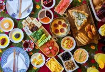 Türk kültüründe evlilik süreci yalnızca iki insanın hayatını birleştirmesi değil, aynı zamanda ailelerin ve çevrenin ortaklaştığı geniş bir toplumsal ritüeldir. Bu sürecin en zarif ve samimi adımlarından biri olan Çeyiz Kahvaltısı, hem paylaşım hem de tanışma odaklı bir gelenek olarak dikkat çeker. Gösterişten uzak ama anlam yüklü bu sofralar, evlilik hazırlıklarının duygusal yönünü ön plana çıkarır. Konulu bir haber görseli.