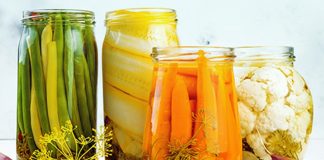 Fermente ürünler, tarih boyunca hem beslenme kültürü hem de gıda saklama yöntemleri açısından büyük bir öneme sahip olmuştur. Fermentasyon, gıdaların doğal süreçlerle korunmasını ve besin değerinin artmasını sağlar. Özellikle peynir, yoğurt, turşu ve kefir gibi fermente gıdalar, hem Anadolu hem de dünya mutfaklarında nesiller boyunca sofralara taşınmıştır. Bu durum, geleneksel yemek kültürü ile modern beslenme anlayışını birleştiren bir köprü oluşturur. Konulu bir haber görseli.