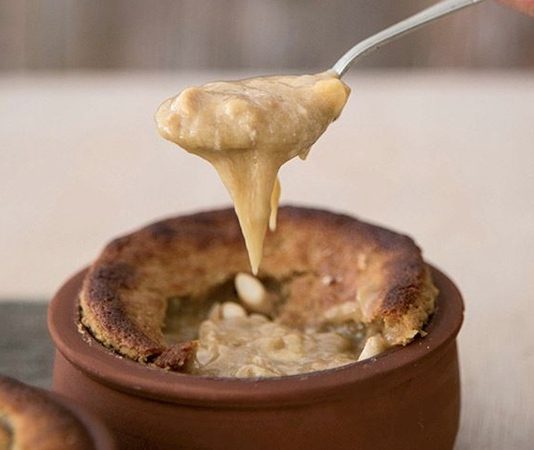 Kış mevsiminde sofraların vazgeçilmez tatlıları arasında yer alan fırın helva, hem pratik hazırlanışı hem de yumuşacık dokusuyla dikkat çekiyor. Özellikle balık restoranlarında yemek sonrası sunulan bu tatlı, lezzetinin yanı sıra sıcak servis ediliyor olmasıyla da öne çıkıyor. Geleneksel mutfaklarda helva kültürü oldukça köklü bir geçmişe sahipken, fırınlanarak yapılan versiyonu son yıllarda daha fazla tercih edilmeye başladı. Konulu bir haber görseli.